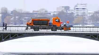 Winterdienst-Fahrzeug auf einer Brücke in Hamburg