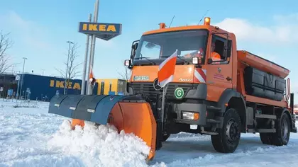 Schneeschiebe-Fahrzeug im Einsatz