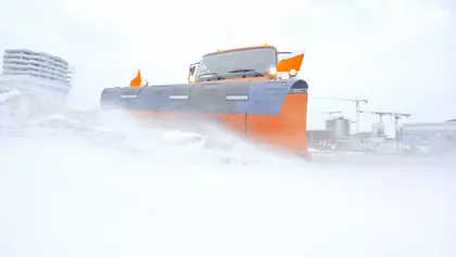 Winterdienstfahrzeug im Schnee