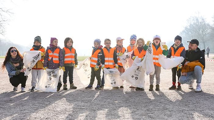 Kindergruppe sammelt Müll 
